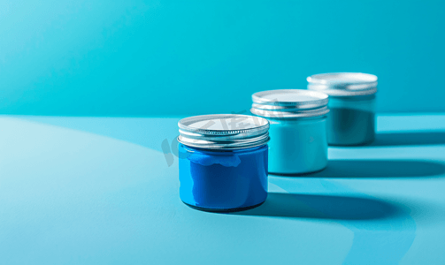 蓝色背景与油漆罐