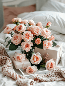 粉红房间摄影照片_床上放着一束美丽的粉红玫瑰和礼盒的托盘