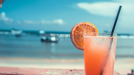 夏日海边沙滩上的一杯冷饮果汁饮料图片
