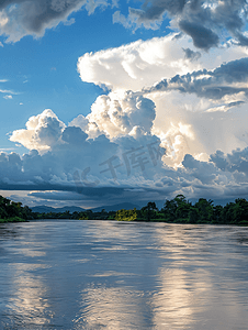 雨天变化后的河流和戏剧性的云景