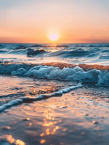 海上日落美丽的海滩运动模糊的水和海浪流出