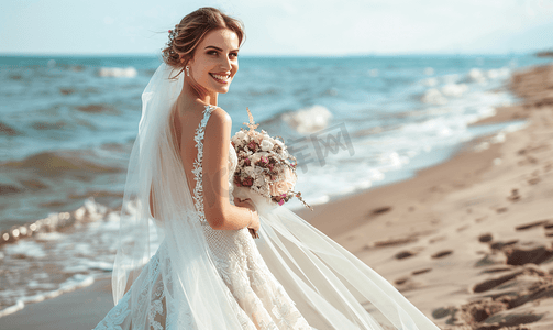 漂亮的鲜花摄影照片_穿着漂亮婚纱的幸福微笑新娘在海滩上