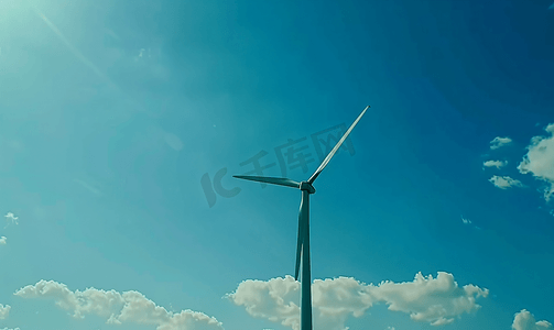 蔚蓝天空上的单一风力涡轮机