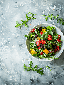 健康多彩的沙拉搭配春季混合蔬菜