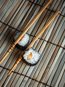 木竹背景顶视图上的两套寿司筷子