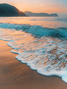 海上日落美丽的海滩运动模糊的水和海浪流出