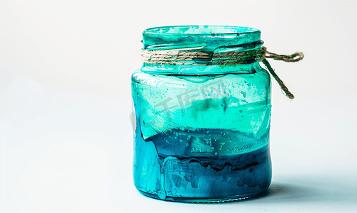 罐子里的绿色海蓝宝石水彩颜料白色孤立背景