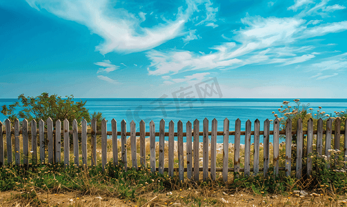 大海背景上古色古香的木栅栏蓝天