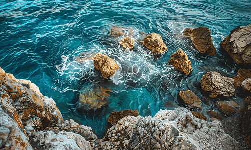 岩石和蓝色波涛汹涌的大海