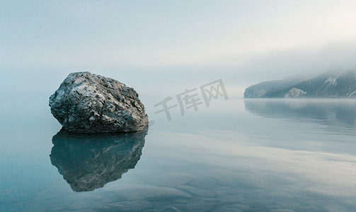 冷海景观照片中的大岩石