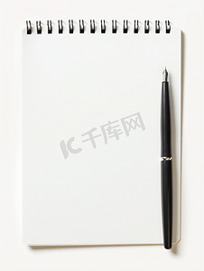 笔刷修饰图白色摄影照片_空白螺旋笔记本和白色钢笔