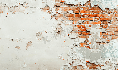 白色灰泥从老建筑破裂的红砖墙上掉下来