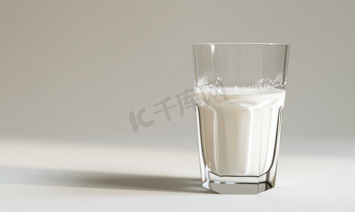 白色背景透明玻璃中的新鲜牛奶
