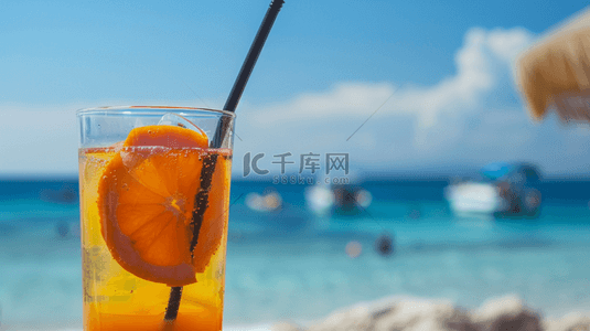 杯果汁背景图片_夏日海边沙滩上的一杯冷饮果汁饮料背景