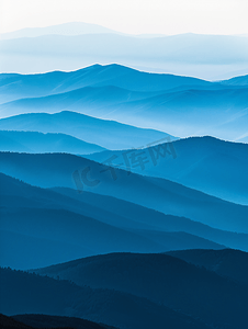 层层山脉堆叠成蓝色轮廓蓝色山丘的空中透视图