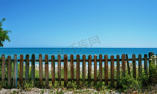 天空围栏摄影照片_大海背景上古色古香的木栅栏蓝天