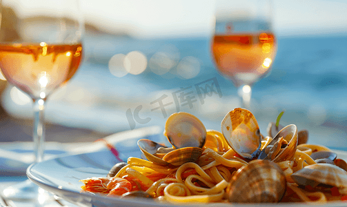 意大利葡萄酒摄影照片_蛤蜊海鲜扁面条配葡萄酒