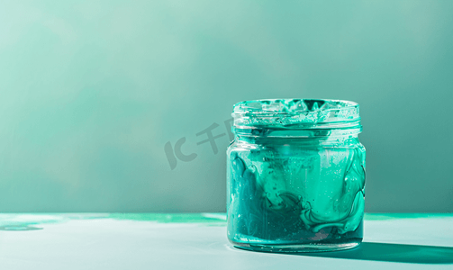 罐子里的绿色海蓝宝石水彩颜料白色孤立背景