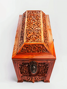 白色背景中突显传统艺术雕刻的木棺