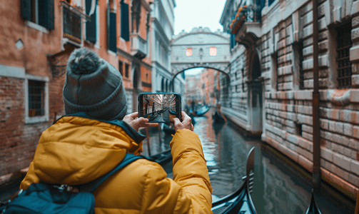 人照片摄影照片_一部手机拍摄了威尼斯贡多拉船上的船夫的照片