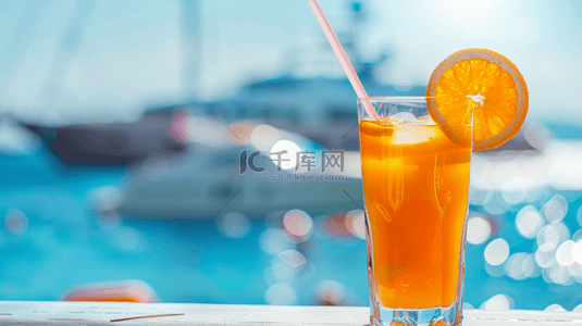 杯果汁背景图片_夏日海边沙滩上的一杯冷饮果汁饮料图片