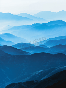 山脉摄影照片_层层山脉堆叠成蓝色轮廓蓝色山丘的空中透视图