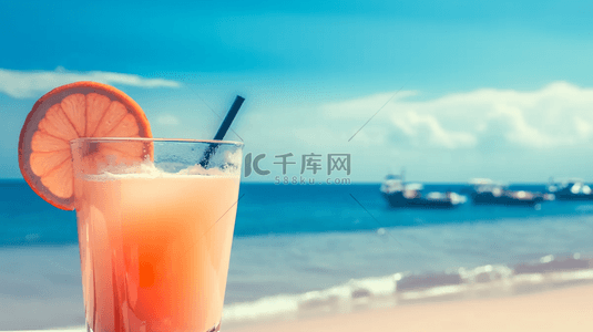 夏日海边沙滩上的一杯冷饮果汁饮料背景图