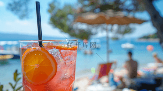 夏日海边沙滩上的一杯冷饮果汁饮料背景素材