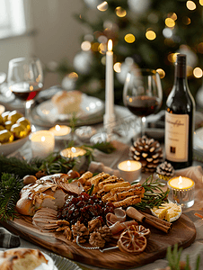 节日餐桌上摆放着食物、葡萄酒和蜡烛
