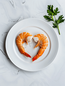 盘子顶上的两只心形虾爱情概念