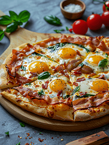 鸡蛋培根摄影照片_早餐披萨配培根和蔬菜