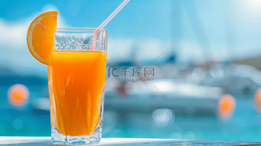 夏日清凉背景图片背景图片_夏日海边沙滩上的一杯冷饮果汁饮料背景图片