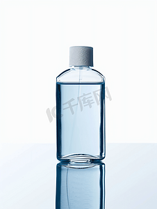 白色背景中反射的带肥皂或洗发水且无标签的塑料瓶