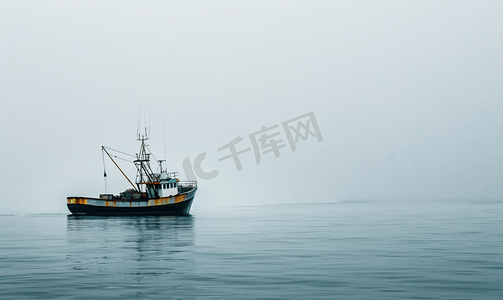 堪察加半岛沿岸太平洋灰色早晨的渔船