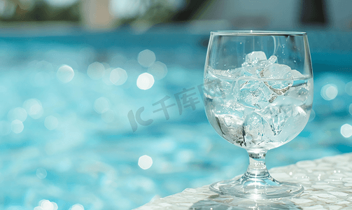 酒店泳池酒吧暑假边上装有冰鸡尾酒的玻璃杯