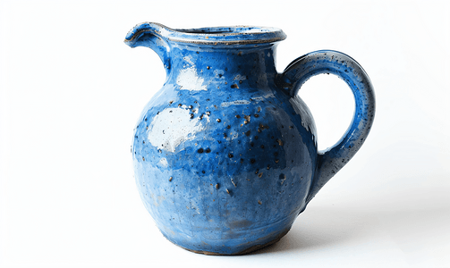 白色背景下孤立的蓝色古董陶器水罐
