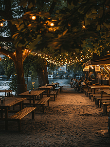 德国建筑风景摄影照片_夏日黄昏时分施普雷河岸边的露天啤酒花园