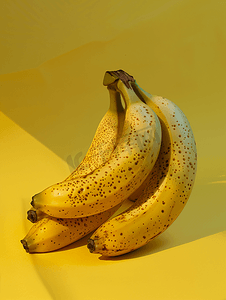 剥皮的香蕉放在一堆黄色雀斑香蕉上