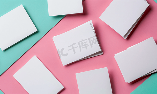 粉红色绿色背景上成堆的白纸空白名片