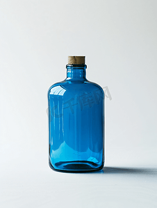圣诞节背景摄影照片_白色背景中分离出自制化学品的蓝瓶