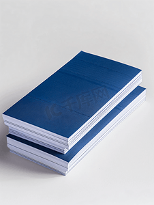 堆栈的空白纸蓝色空白支票孤立在白色背景上