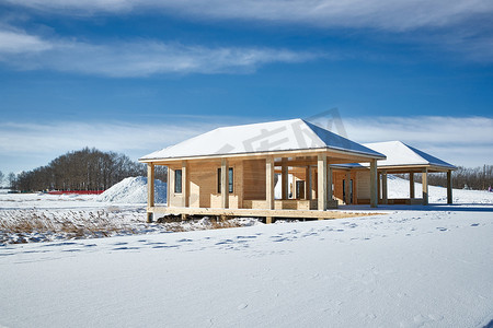 严寒地区摄影照片_大雪过后的户外木屋