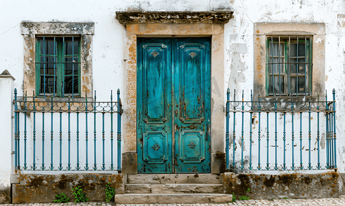 葡萄牙传统房屋旧蓝绿色前门带金属栅栏