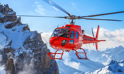 红色直升机飞越阿尔卑斯山
