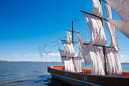 河北省沽源县库伦淖景区湖畔停靠的复古帆船