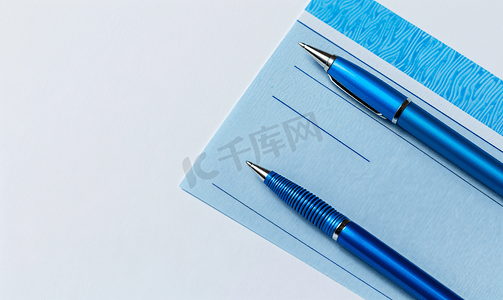 空白蓝色空白支票和塑料笔