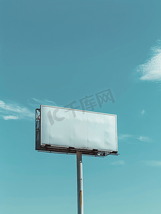 空旷的空间广告牌从缩小和远景在开放的天空剪切路径