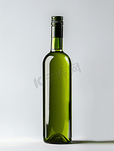 白色背景上有橄榄油的绿色瓶子