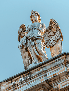 旧楼顶胜利法西斯主义天使雕像