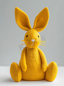 黄色毡缝兔子在白色孤立背景上复活节的象征